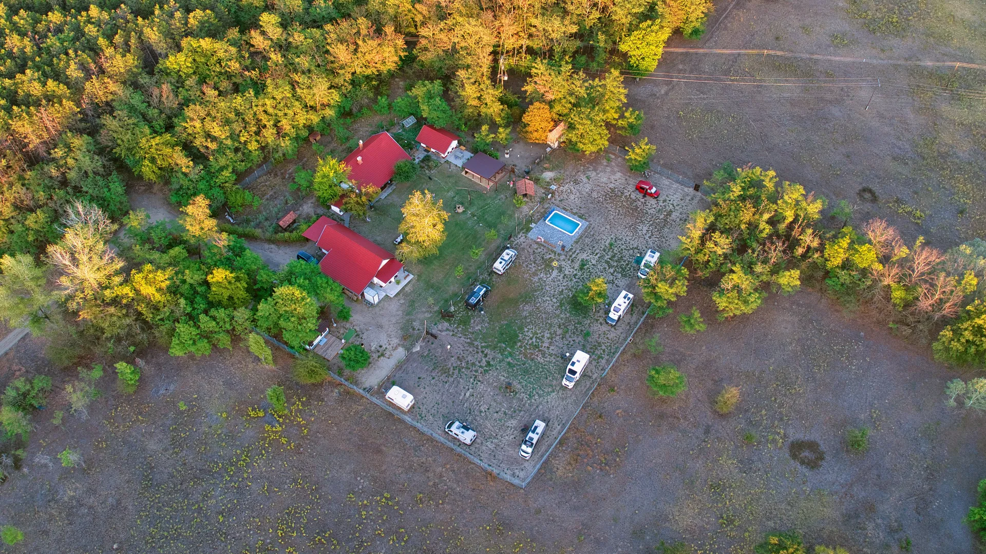 Luchtfoto camperplaats met 8 campers